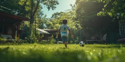 criança Garoto jogando futebol dentro a quintal foto