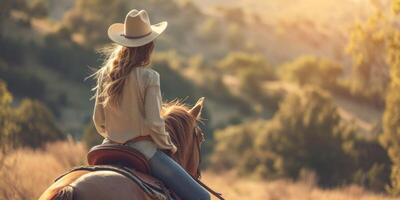 vaqueira dentro uma chapéu em uma cavalo foto