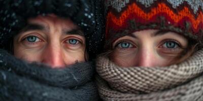 fechar-se retrato do uma casal congelando a partir de a frio dentro uma chapéu e lenços foto