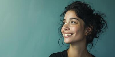 feliz menina olhando para a lado fechar-se retrato foto