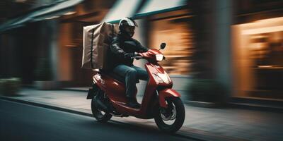 bens e Comida por aí a cidade em uma motocicleta foto