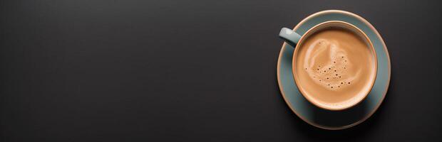 uma copo do café em uma panorâmico Sombrio fundo foto