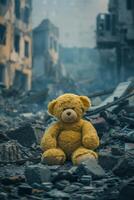 Urso de pelúcia Urso contra a fundo do destruído edifícios foto