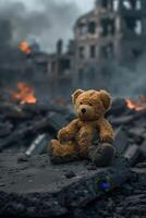 Urso de pelúcia Urso contra a fundo do destruído edifícios foto