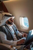árabe homem de negocios dentro uma o negócio jato foto