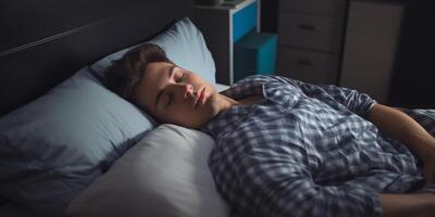 homem dormindo pacificamente dentro cama foto