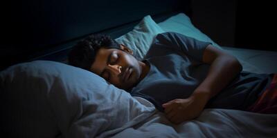 homem dormindo pacificamente dentro cama foto