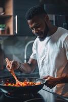 homem cozinhando dentro a cozinha foto