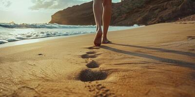 fêmea pés dentro a areia em a de praia foto