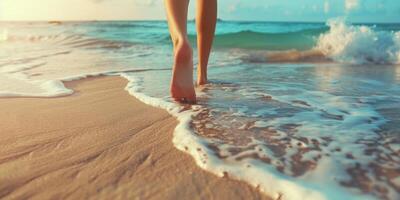 fêmea pés dentro a areia em a de praia foto