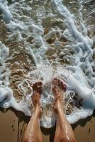 fêmea pés dentro a areia em a de praia foto