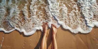 fêmea pés dentro a areia em a de praia foto