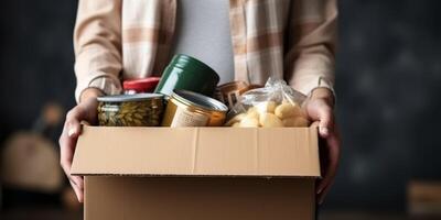 doação do voluntário assistência caixas com roupas produtos para a pobre foto