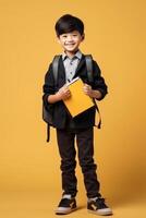 criança com mochila e livros costas para escola foto