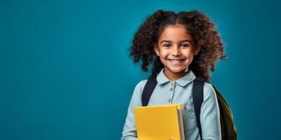 criança com mochila e livros costas para escola foto