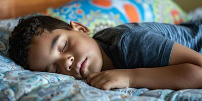 dormindo criança dentro cama foto