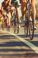 ciclistas com profissional corrida Esportes engrenagem equitação foto