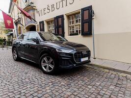 Lituânia, Vilnius, abril 4, 2024 - audi q8 luxo suv foto