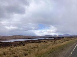 uma Visão do a Escócia campo perto a Glencoe montanhas foto