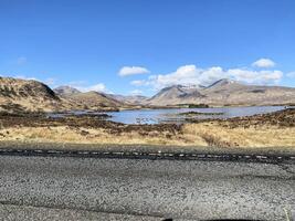 uma Visão do a Escócia campo perto a Glencoe montanhas foto