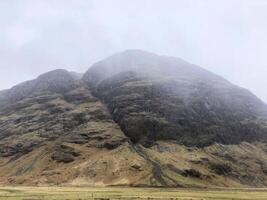 uma Visão do a Escócia campo perto a Glencoe montanhas foto