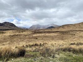 uma Visão do a Escócia campo perto a Glencoe montanhas foto