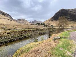 uma Visão do a Escócia campo perto a Glencoe montanhas foto