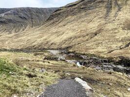 uma Visão do a Escócia campo perto a Glencoe montanhas foto