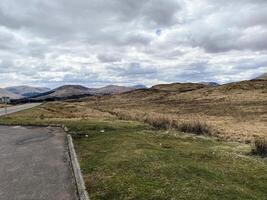 uma Visão do a Escócia campo perto a Glencoe montanhas foto