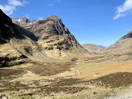 uma Visão do a Escócia campo perto a Glencoe montanhas foto