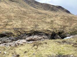 uma Visão do a Escócia campo perto a Glencoe montanhas foto