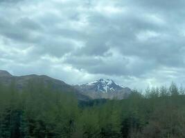 uma Visão do a Escócia campo perto a Glencoe montanhas foto