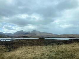 uma Visão do a Escócia campo perto a Glencoe montanhas foto