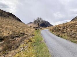 uma Visão do a Escócia campo perto a Glencoe montanhas foto