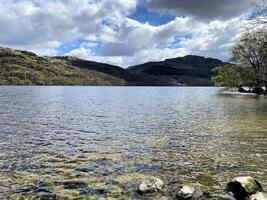 uma Visão do lago Lomond dentro Escócia em uma ensolarado dia foto