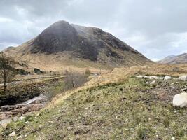 uma Visão do a Escócia campo perto a Glencoe montanhas foto