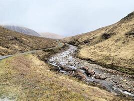 uma Visão do a Escócia campo perto a Glencoe montanhas foto