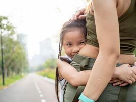 crianças criança menina fofa pessoa pessoas bonita fêmea jovem adulto estilo de vida engraçado apreciar mãe mãe retrato pequeno feliz sorrir cópia de espaço fechar acima face filha mãe amor juntos natureza brincalhão bonita foto