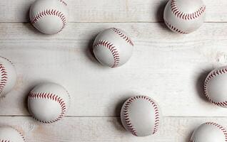 muitos beisebol bolas em branco de madeira fundo. foto