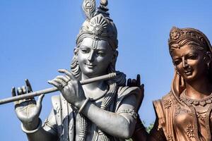 grande estátua do senhor Radha Krishna perto Délhi internacional aeroporto, Délhi, Índia, senhor Krishna e Radha grande estátua tocante céu às a Principal rodovia mahipalpur, Délhi foto