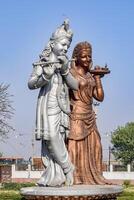 grande estátua do senhor Radha Krishna perto Délhi internacional aeroporto, Délhi, Índia, senhor Krishna e Radha grande estátua tocante céu às a Principal rodovia mahipalpur, Délhi foto