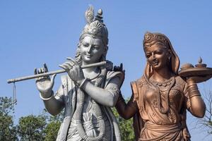 grande estátua do senhor Radha Krishna perto Délhi internacional aeroporto, Délhi, Índia, senhor Krishna e Radha grande estátua tocante céu às a Principal rodovia mahipalpur, Délhi foto