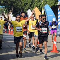 Novo Délhi, Índia - Outubro 15 2023 - vedanta Délhi metade maratona raça depois de cobiçado dentro que maratona participantes sobre para Cruz a terminar linha, Délhi metade maratona 2023 foto