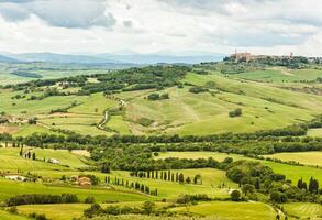 Visão do a Cidade do pienza com a típica toscana colinas foto