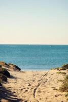 costeiro panorama com fino de praia e azul mar foto