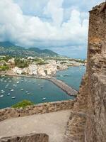 Visão do ischia ponte a partir de aragonês castelo foto