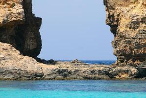 ilha do comino estava uma vez popular com saqueadores e piratas vencimento para Está numerosos cavernas. foto