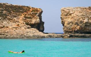 ilha do comino estava uma vez popular com saqueadores e piratas vencimento para Está numerosos cavernas. foto