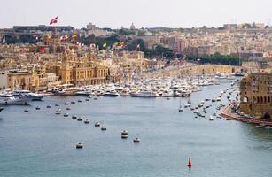 cidade panorama em a beira-mar dentro Malta foto