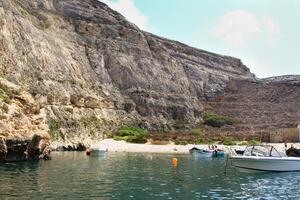 Malta, Gozo ilha, panorâmico Visão do dwejra interno lagoa foto